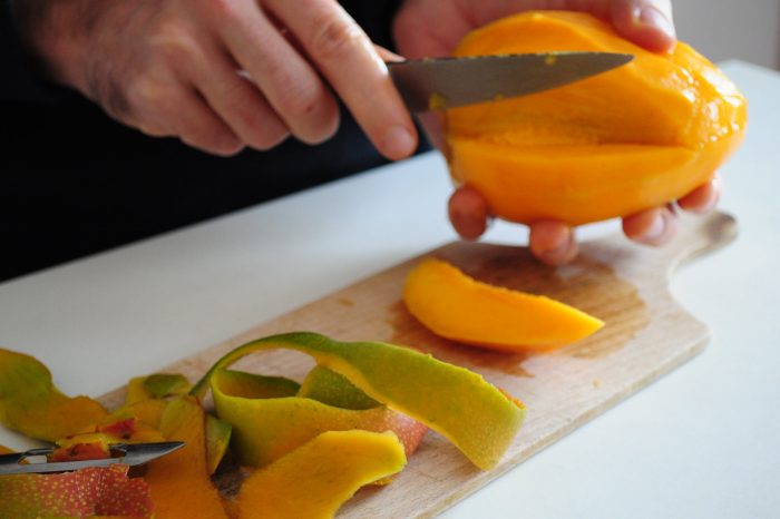 Can dogs eat mango fruit?